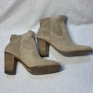 VINCE CAMUTO Feina Suede-Leather  Upper Bootie Stacked Block Heel. Size 9 New.